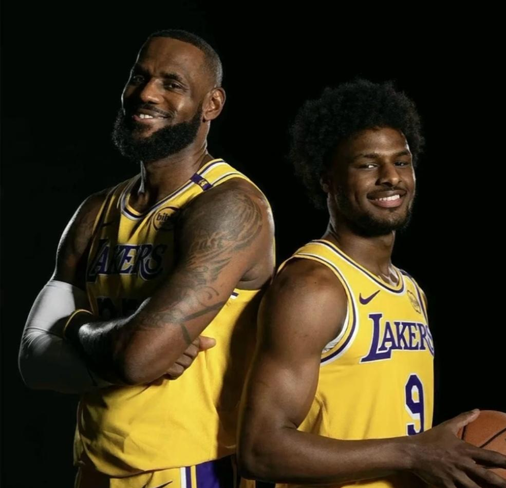 九游体育官网-詹姆斯球迷冲进赛场